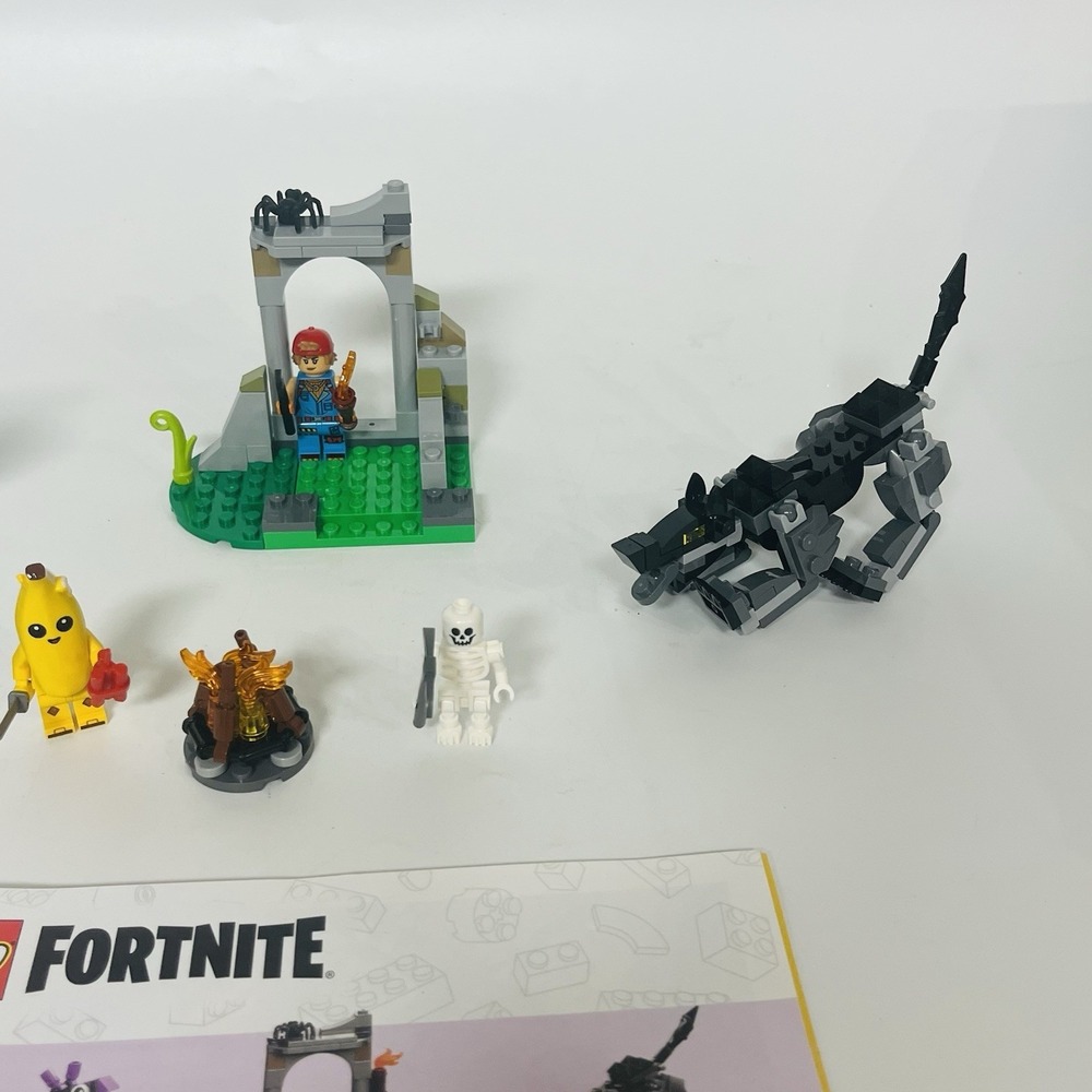 LEGO Fortnite 77075 Peely & Sparkplug's Campset Pre-owned 3 Figurines W/MANUAL - Picture 3 of 3